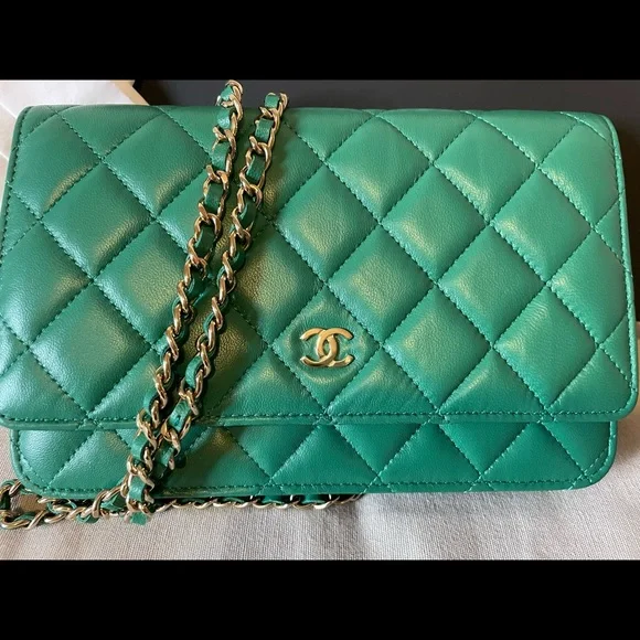 CHANEL 22A GREEN WALLET ON CHAIN - Picture 2 of 8